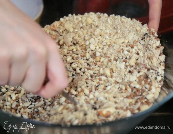 Затем добавить измельченные орехи и перемешать.