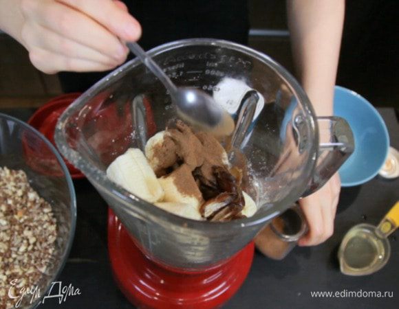 Взбить в однородную массу банан, финики, корицу, масло и соль. Финики лучше заранее замочить в кипятке. Так они станут мягче и быстрее взобьются.