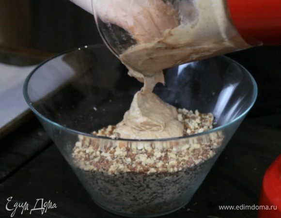 Смешать банановую пасту с сухой основой.