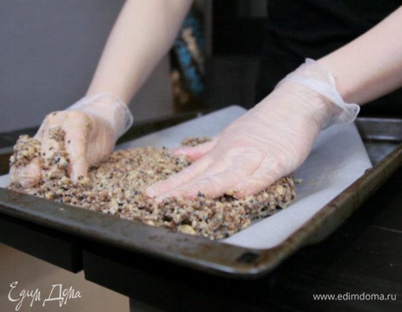 Выложить тонким слоем на противень и убрать в духовку на 13 — 15 минут при температуре 180°С.