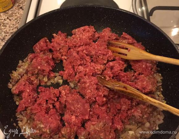 Лук и чеснок потушить до золотистого цвета. Добавить фарш, перемешать и тушить 5 минут.