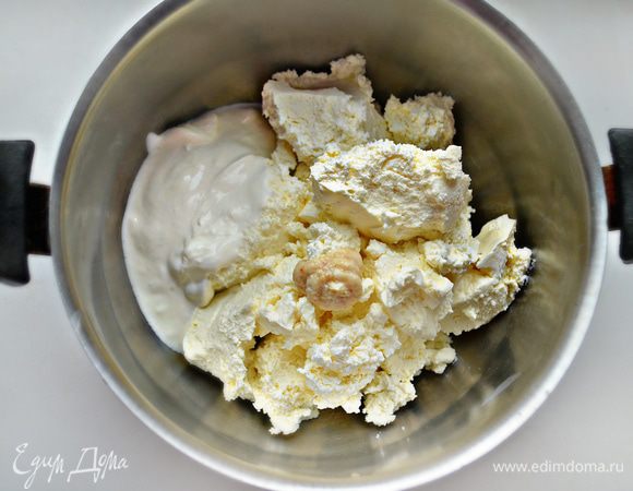 К творожному сыру добавьте сметану и хрен.