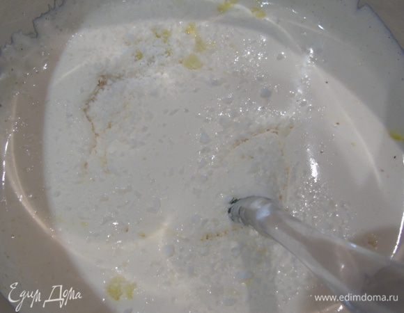 Добавляем муку, кокосовую стружку, масло перемешиваем.