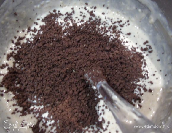 Добавляем шоколад, орехи и перемешиваем.