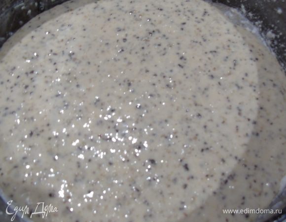 Делим тесто на половину и выпекаем два коржа. Диаметр формы 24 — 26 см.