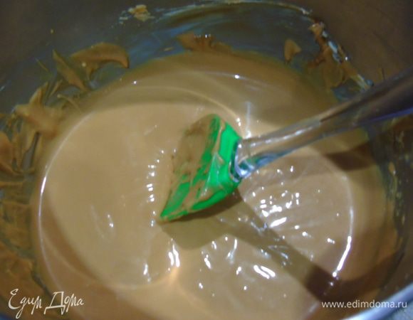 Для крема: сливочное масло взбиваем с вареной сгущенкой, 3 — 4 ст. л. крема откладываем.