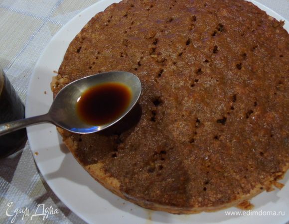 Для пропитки: завариваем растворимый кофе, добавляем сахар и перемешиваем. Первый корж выкладываем на посуду в которой будем собирать торт и пропитываем половиной кофе. Даем постоять 20 минут.