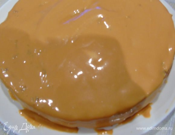 Перемазываем половиной крема.