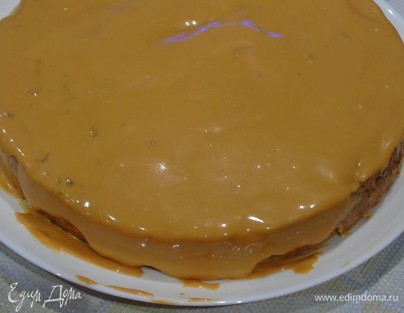 Выкладываем сверху второй корж и также пропитываем оставшимся кофе. Через 20 минут, наносим крем.