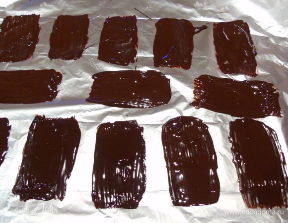Для заборчика: растапливаем шоколад, наносим кисточкой на фольгу, отправляем в морозилку на несколько минут.