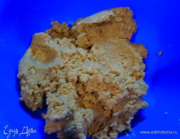 Для шариков: печенье измельчаем в блендере, добавляем мягкое сливочное масло, отложенный крем и коньяк, хорошо руками разминаем.