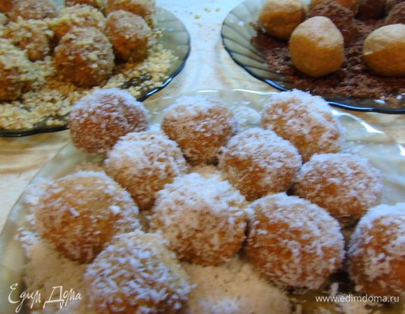 Формируем шарики (20 — 23 г) и обваливаем их в кокосовой стружке, орехах, какао и т.д. по вкусу.