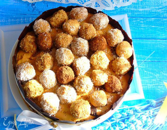 Выкладываем шарики поверх торта. У меня двойная порция шариков! :)