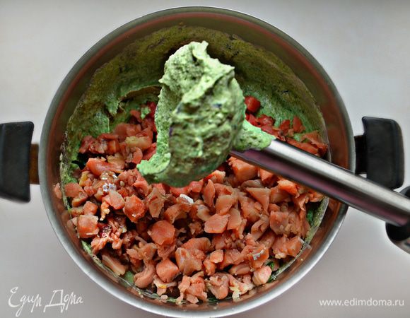 Затем добавьте шпинат и взбейте блендером. После чего добавьте лук и порезанного кубиками лосося, перемешайте ложкой.