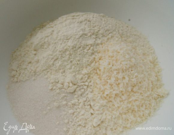 Смешать в миске муку, сахар, соль и кокосовую стружку.