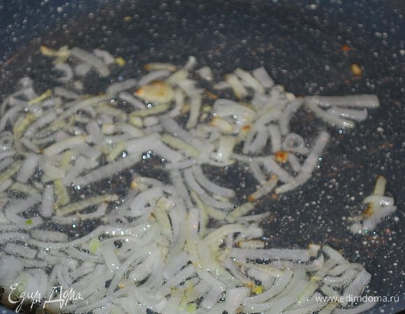 Начинаем готовить начинку. Обжариваем лук.