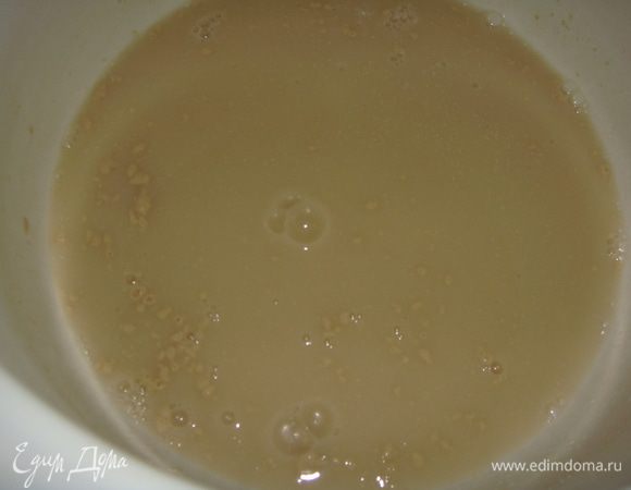 Всыпать манку, дрожжи, соль и сахар. Тщательно перемешать и оставить массу на 7 минут.