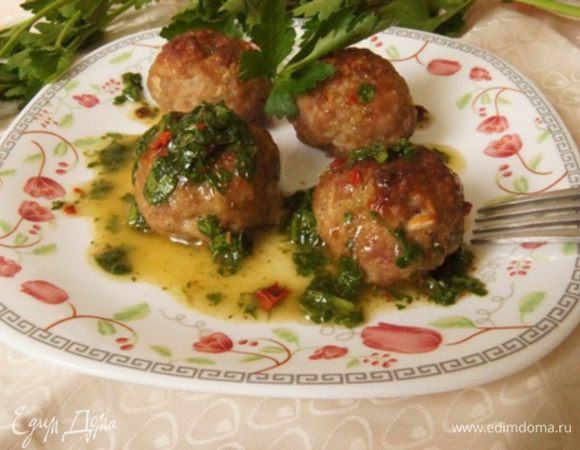 Полить фрикадельки острым соусом чимичурри.