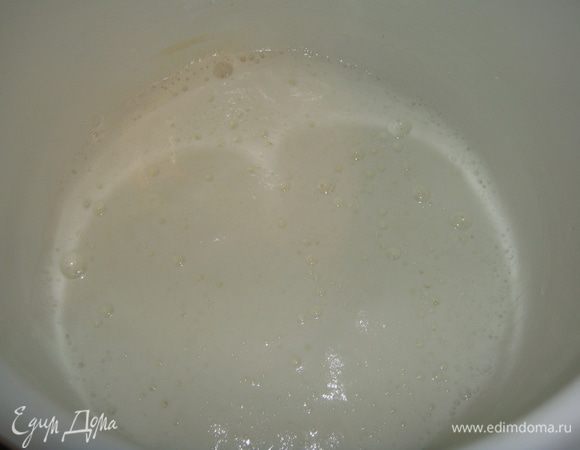 Молоко вскипятить и добавить соду.