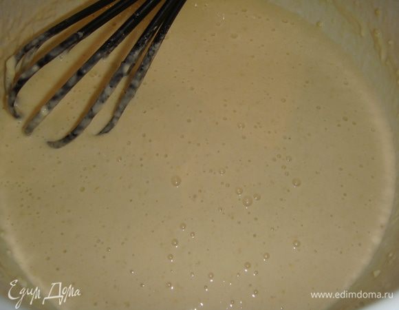 Вылить молоко в тесто и перемешать венчиком. Оставляем тесто на 30 минут.