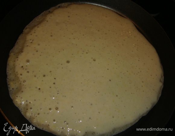 Сковороду нагреть и смазать. Жарить блины с двух сторон до золотистого цвета.