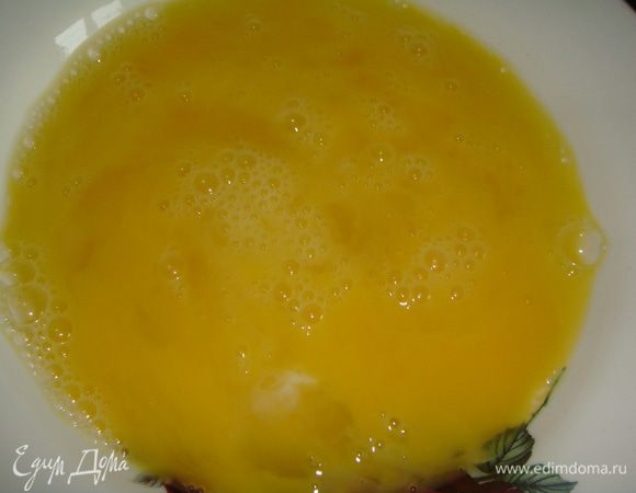 Отдельно перемешать яйца с солью.