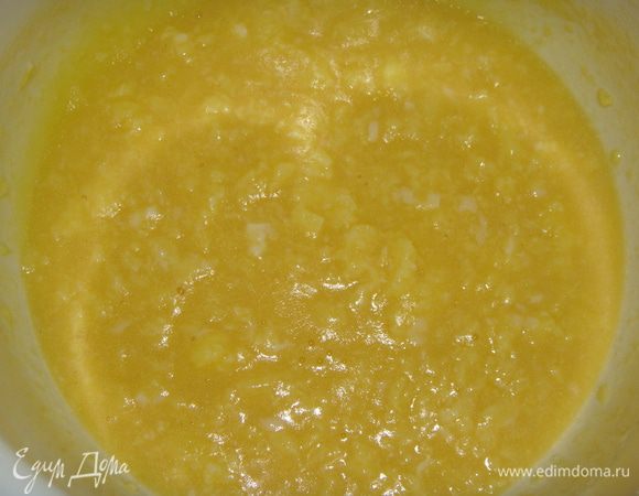 Влить яйца в масло, постоянно помешивая заварить яйца, на медленном огне. На это уйдет где-то 3 минуты.