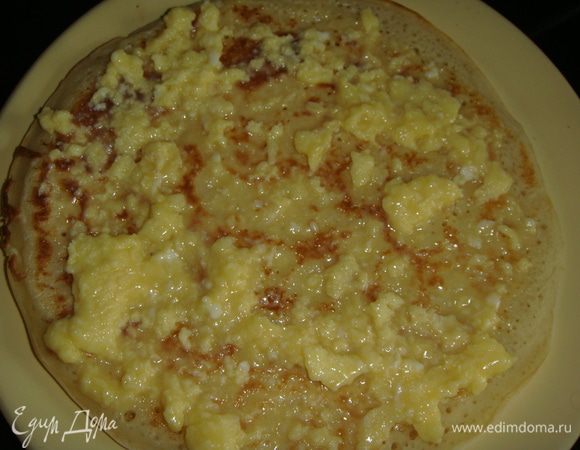 Смазать блины яйцами и сложить стопкой.