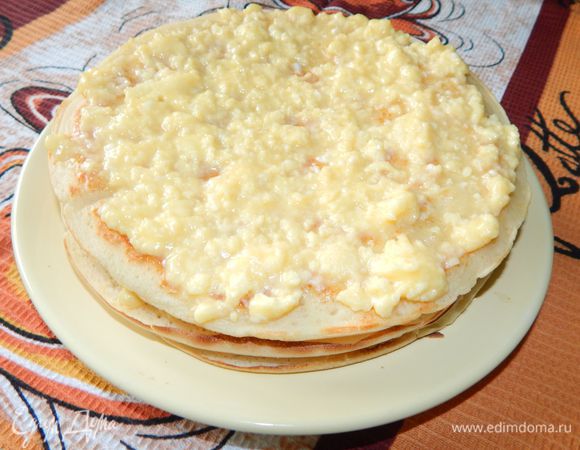 Подавать блины сразу, пока они не остыли. Для удобства разрезать блины на 4 части. Приятного чаепития!