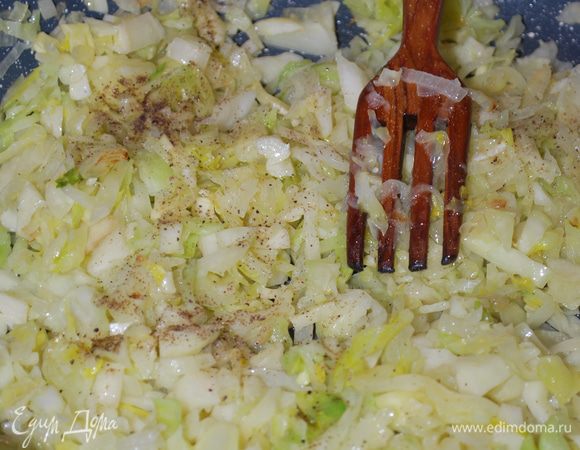 К луку добавляем капусту, обжариваем, солим и перчим по вкусу.