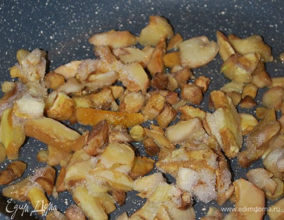 Обжариваем грибы. У меня замороженные маслята.