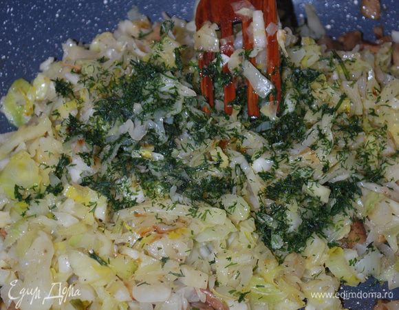 Соединяем капусту с луком и грибами. Добавляем по вкусу зелень.
