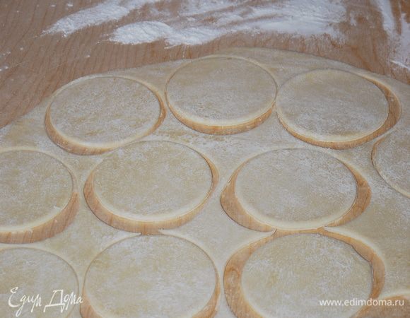 Раскатываем тесто и вырезаем кружки.