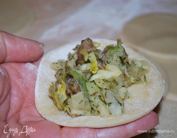 Выкладываем начинку на тесто.