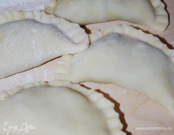 Лепим вареники. Готовые вареники отвариваем в кипящей подсоленной воде.