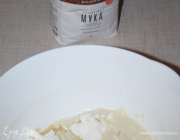 В муку добавляем кипяток с маслом и солью.