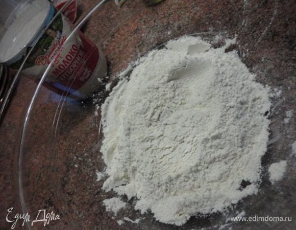 Смешать дрожжи, сахар и половину муки.