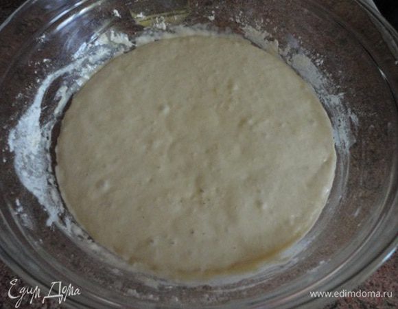 Яйцо слегка взбить и добавить к опаре. Сюда же добавить растительное масло и оставшуюся муку с солью. Перемешать и оставить еще на 30 минут.