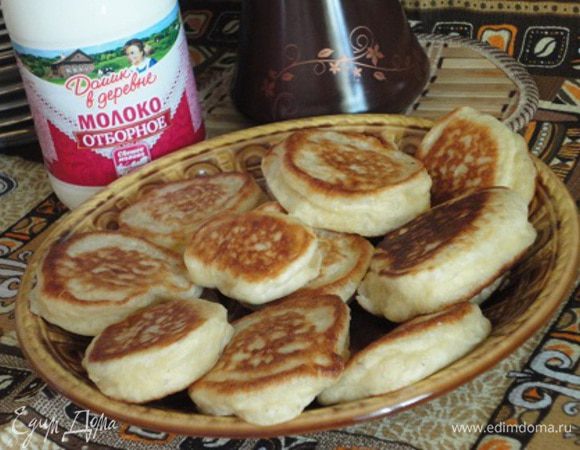 Жарить на сковороде с небольшим количеством растительного масла, даже если сковорода с антипригарным покрытием на среднем огне с обеих сторон. Я жарю под крышкой.