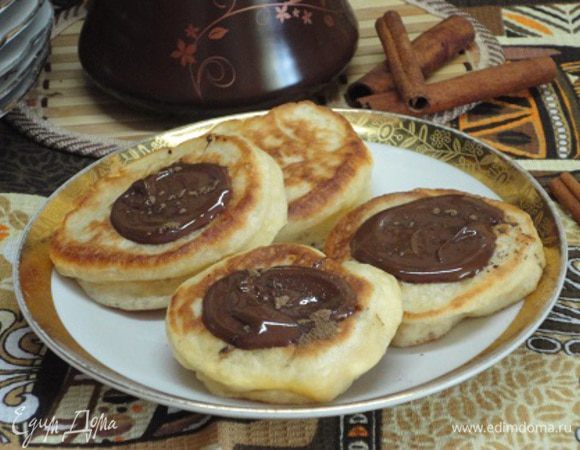 Растопите шоколад на водяной бане и полейте оладушки. На шоколад, по желанию, посыпьте молотую корицу.