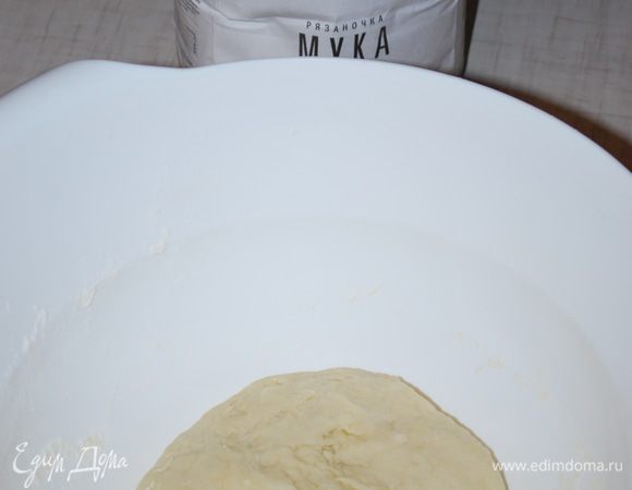 Замешивает тесто. Оставляем отдыхать на 20 минут, чтоб оно стало эластичным.