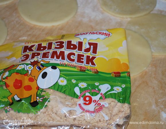 Раскатываем тесто и вырезаем кружки.