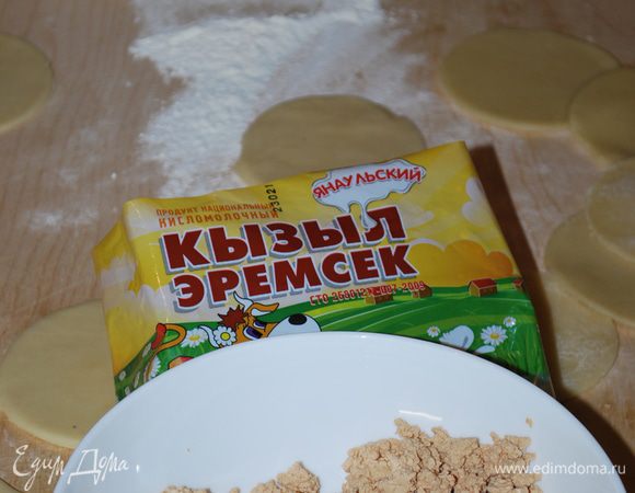 Творог плотный и сладкий. Сахар я не добавляла. Начинка самодостаточная.