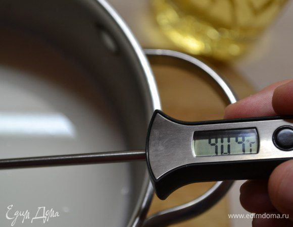 Молоко «Домик в деревне» подогреть, оно должно быть теплым (40°С).