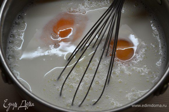 В молоко добавить яйца, сахар и соль, перемешать до однородной массы.