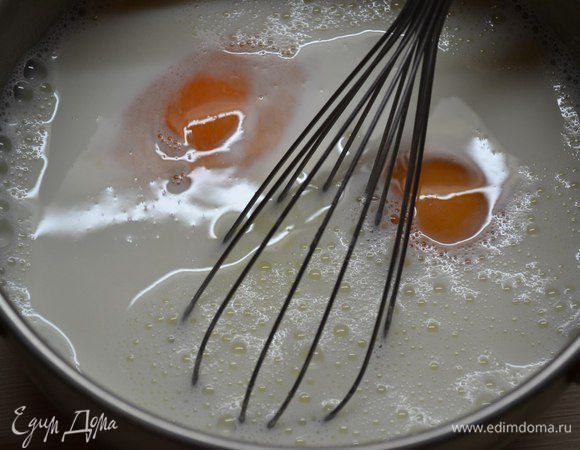 В молоко добавить яйца, сахар и соль, перемешать до однородной массы.