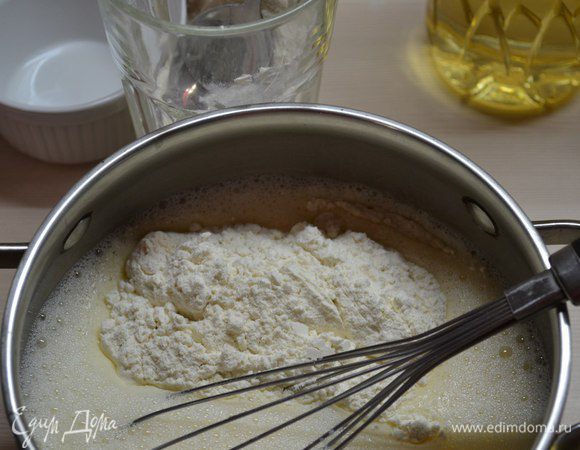 Добавить муку и перемешать. Мука должна вся разойтись.