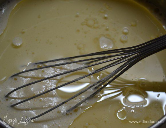 Добавить растительное масло.  
Время жарить блины. Перед первым блином сковороду смазать маслом, далее жарим без масла.