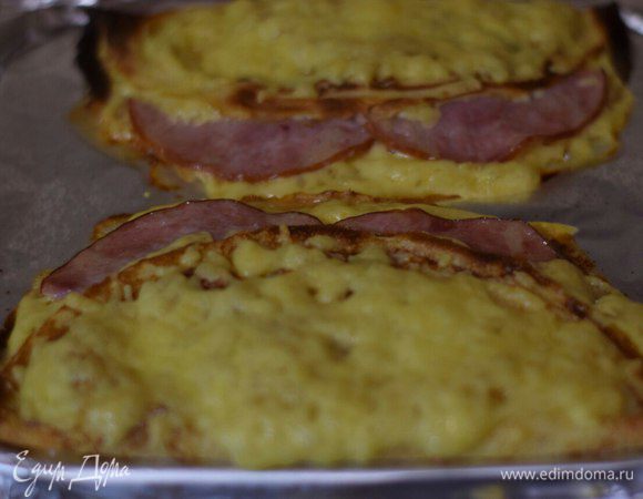 Сверху кладем потертый сыр и отправляем в духовку, разогретую до 200°С, пока сыр не расплавится.