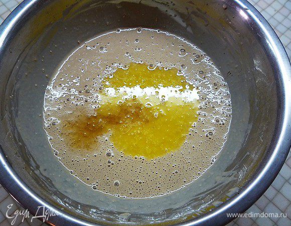 Вливаем растопленное сливочное масло и 2 ст. ложки коньяка. Все хорошо перемешиваем, накрываем кухонным полотенцем и оставляем на 30 минут.